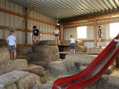 Kinder in der Heuburg am toben