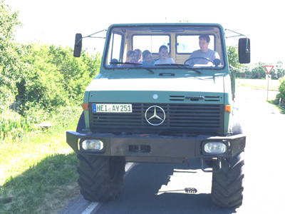 Eine Traktorfahrt mit dem 150 PS starken Unimog