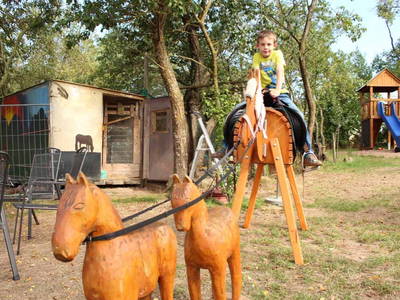 Holzpferd Susi wartet auf den nächsten Reiter