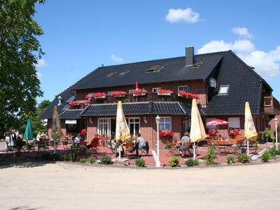 Hof-Restaurant mit Sonnenterrasse