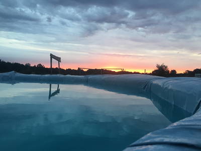 Strohballenpool am Abend