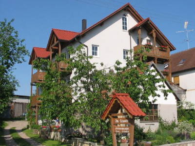 Unser Gästehaus mit verträumten Ausblicken auf das Flüsschen Baunach, Wiesen und Wald