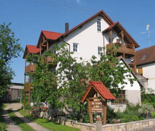 Unser Ferienhof "Alte Schmiede" - soo natürlich! - Unser Gästehaus mit verträumten Ausblicken auf das Flüsschen Baunach, Wiesen und Wald