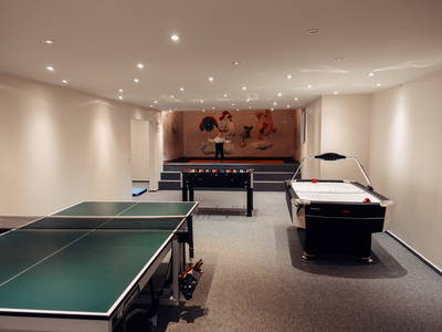 Spielscheune mit Trampolin, Tischtennis, Tischkicker