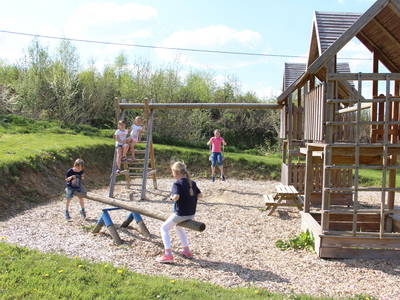 Auf dem großen Spielplatz mit Spielhaus, Wippe und Schaukel wird es nie langweilig.