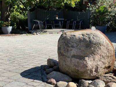 Sitzgelegenheit unter unserem Kastanienbaum mit Blick auf den Quellstein