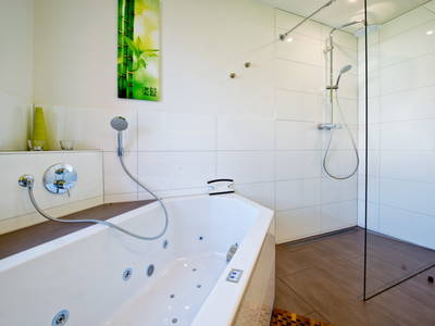 Whirlpool und begehbare Dusche der FW Wasseramsel
