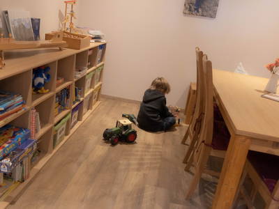 Aufenthaltsraum mit Spielkisten und Spielen