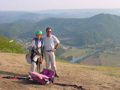 Für einen Tandemsprung beim Paragliding gibt es keine Altersgrenzen: 87 Jahre - kein Problem (anschließend mit 99 Jahren nochmal geflogen - siehe Video)