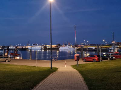 abendlicher Blick auf den Hafen in Norddeich