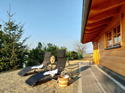 Liegebereich und Sitzbereich vor dem Wellnesshaus im Garten des Ferienhauses (Bauernhaus)