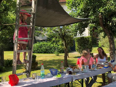 Frühstück unterm Kirschbaum