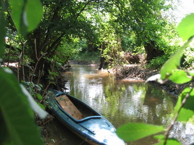 Kajak im idyllischen Bach