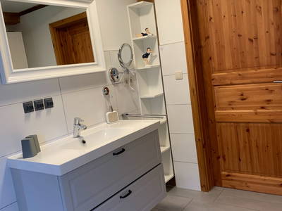 unteres Bad mit Durchgang zum Wohnzimmer