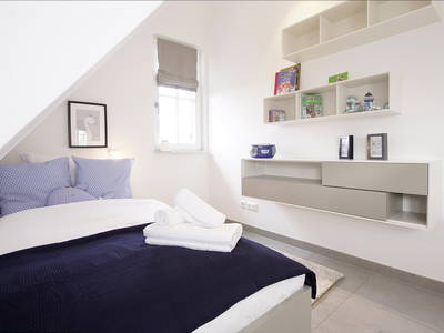 Blick in das Schlafzimmer mit einem Einzelbett