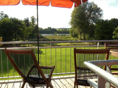 Blick von der Terrasse zum See - Ferienwohnung Nr. 5 in Strasen