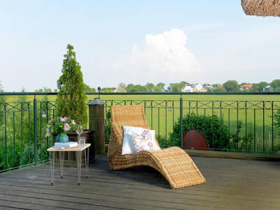 Terrasse mit Sonnenliege