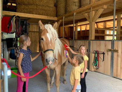 Kinder im Pferdestall Haus Bergquell