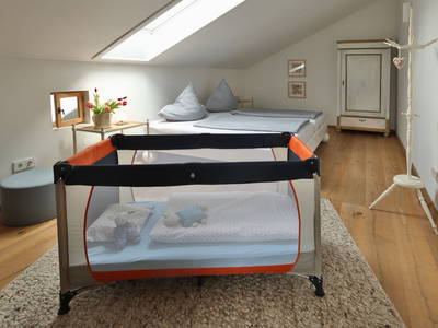 gerne stelle ich Ihnen ein Kinderbett zur Verfügung