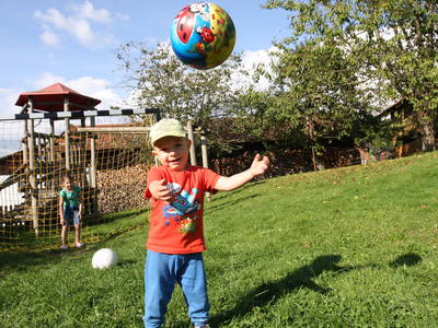 Kinder beim Spielen am Spielplatz
