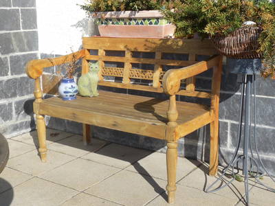 Hier läßt es sich gut hocken -  möblierte Terrasse vor den Hüttchen