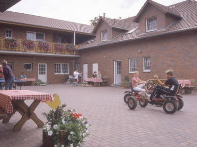 Spaß und Trubel auf dem Hinterhof.