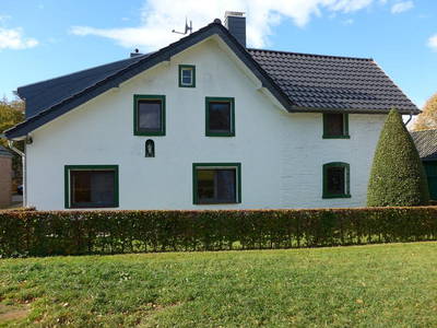 Ferienhaus mit Blick auf die angrenzende Wiese