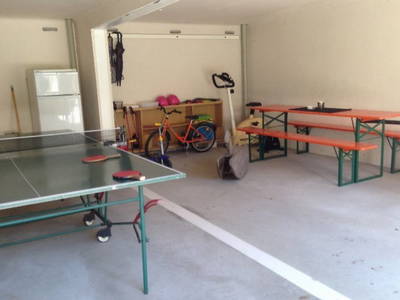 Spielgarage mit Tischtennis/Maltisch/Sportgeräte/Sitzgruppe u.s.w.....