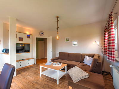 moderne TV-Wand mit großer Sitzecke