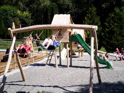 die Schaukeln und die Rutschen auf dem sicherheitsgeprüften Spielplatz