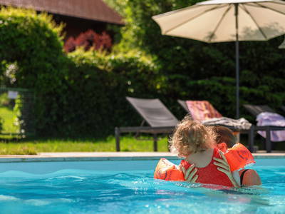 Schwimmen im Salzwasserpool - Ferienhof Sinz - Bild: Julie Baaske www.whiite.space