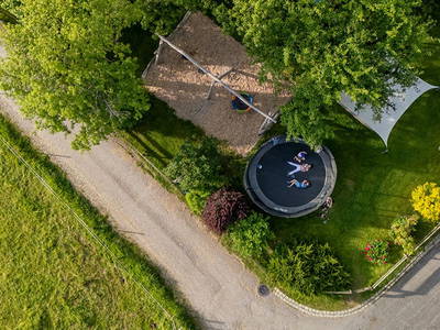 Spielplatz - Ferienhof Sinz - Bild: Julie Baaske www.whiite.space