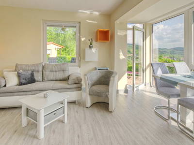 Wohnbereich und Wintergarten Deluxe Bungalow