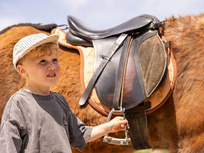Ponyreiten - Ferienhof Sinz - Bild: Julie Baaske www.whiite.space