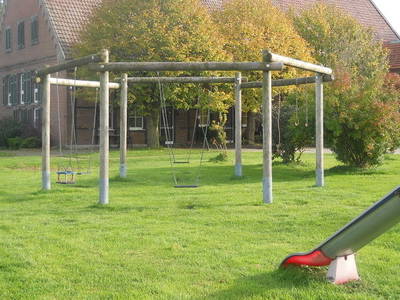 Schaukel und Rutsche sind auch vorhanden