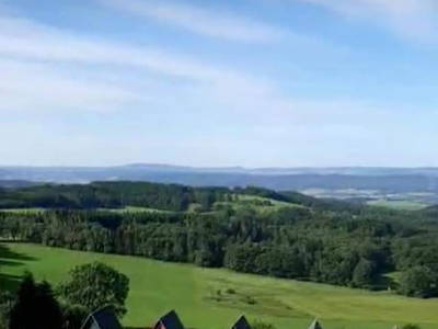 Ausblick über unsere Finnhüttchen hinweg  aud den SW-Hang ders Thüringer Waldes und die Hohe Rhön