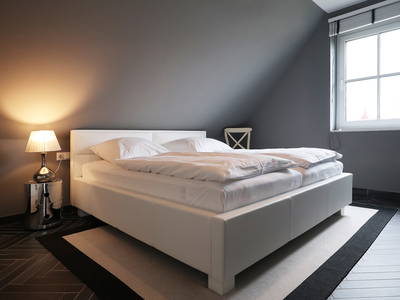 zweites Schlafimmer im OG mit TV und Doppelbett