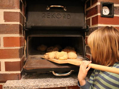 Alle 2 Wochen backen wir Brot im Holzofen