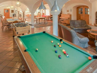 Gewölbe mit Billardtisch und Kaminecke