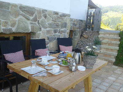 eigene Sonnenterrasse mit Liegestühlen, Griller...