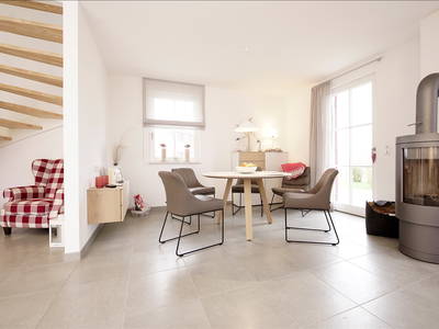 Blick auf den Essbereich mit Kaminofen