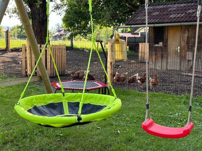 Unser Spielplatz direkt bei den Hühnern!