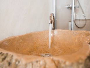 Waschbecken aus Naturstein...