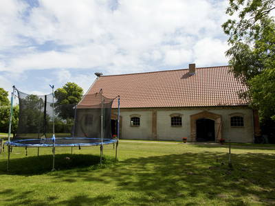 Scheune mit großem Trampolin