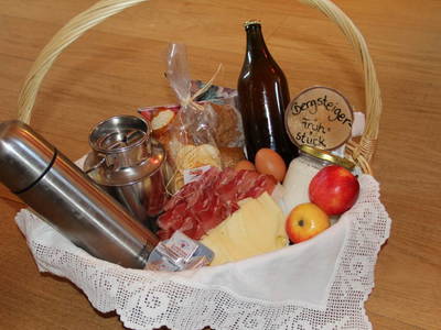 Würziger Bergsteigerfrühstückskorb