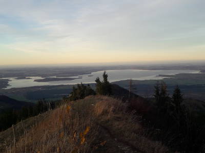 Blick von den Bergen auf den Chiemsee