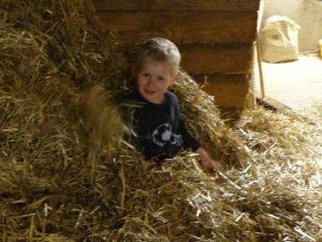 Kind im Strohhaufen