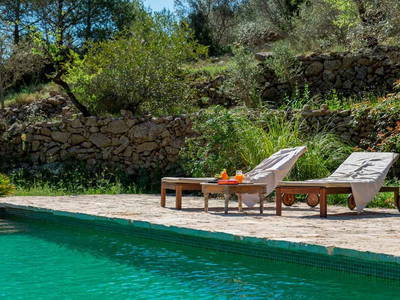 Der Pool von Refugio Marnes inmitten der Natur
