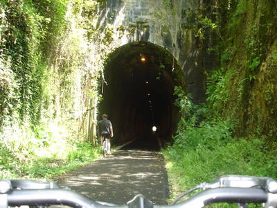 Auf einer stillgelegten Eisenbahnstrecken kann man ohne Steigung eine Radtour machen (auch geeignet für Rollstuhlfahrer).