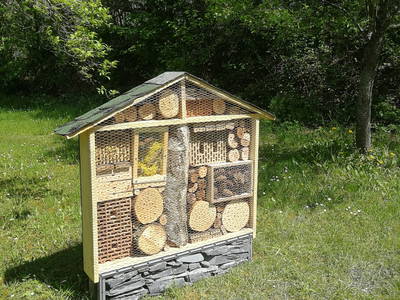 Insektenhotel am Parkplatz